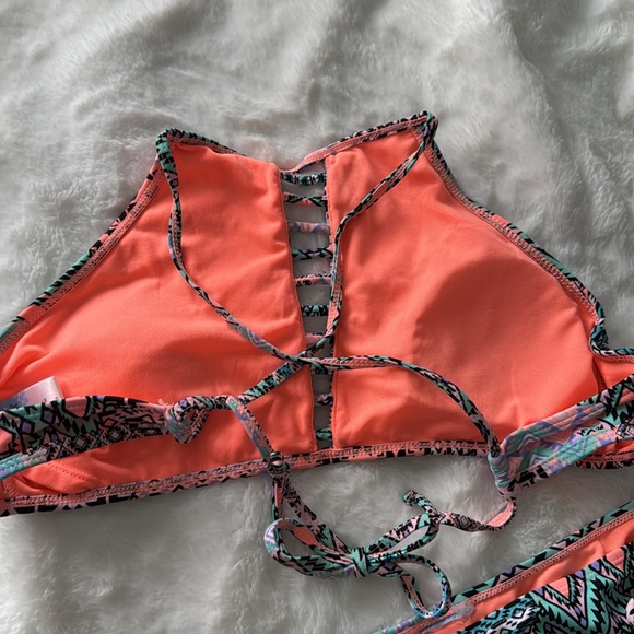 Bikini - Picture 2 of 3